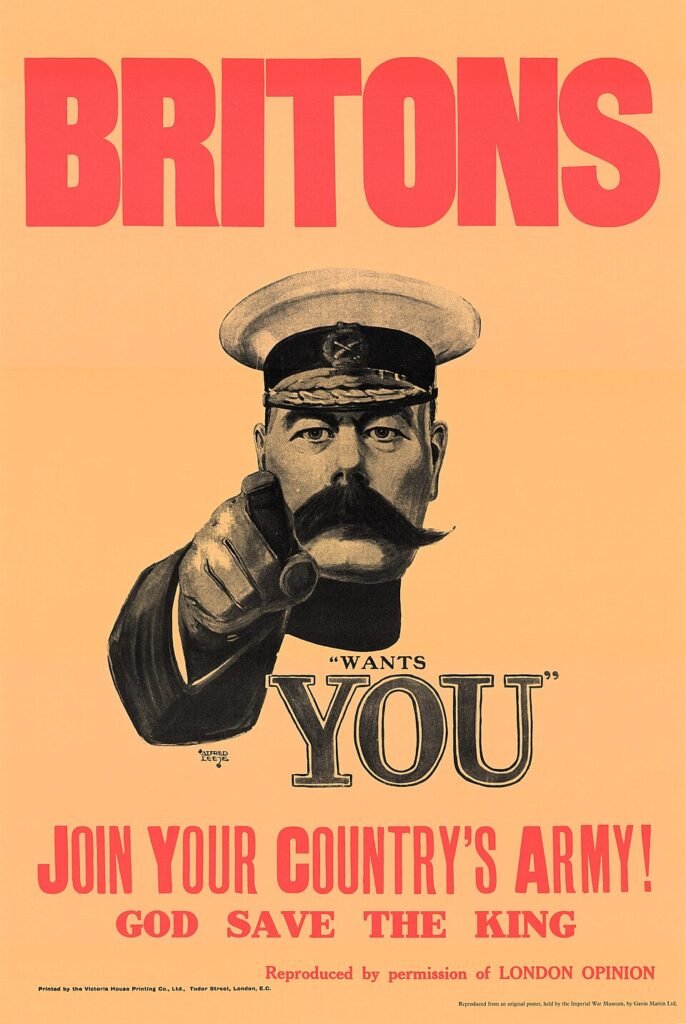 Cartaz "Your Country Needs YOU" de 1914, criado por Alfred Leete, mostrando Lord Kitchener apontando o dedo para o leitor, inspiração direta para o Uncle Sam de Flagg.