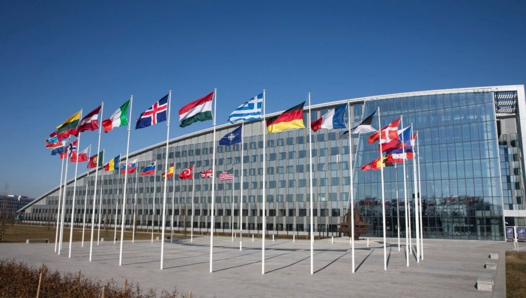 Vista externa da sede da OTAN em Bruxelas, onde o Allied Command Transformation coordena o desenvolvimento do conceito de guerra cognitiva.