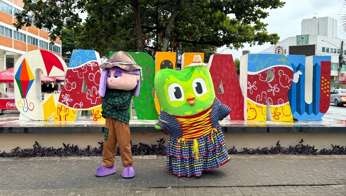 A coruja Duo, mascote do Duolingo, em fantasia, durante ativação pública da marca.