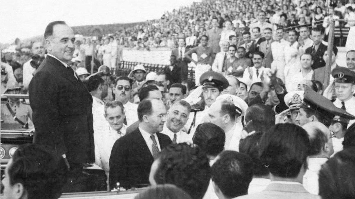Getúlio Vargas participa de cerimônia oficial durante o Estado Novo, em registro histórico relacionado à comunicação do governo.