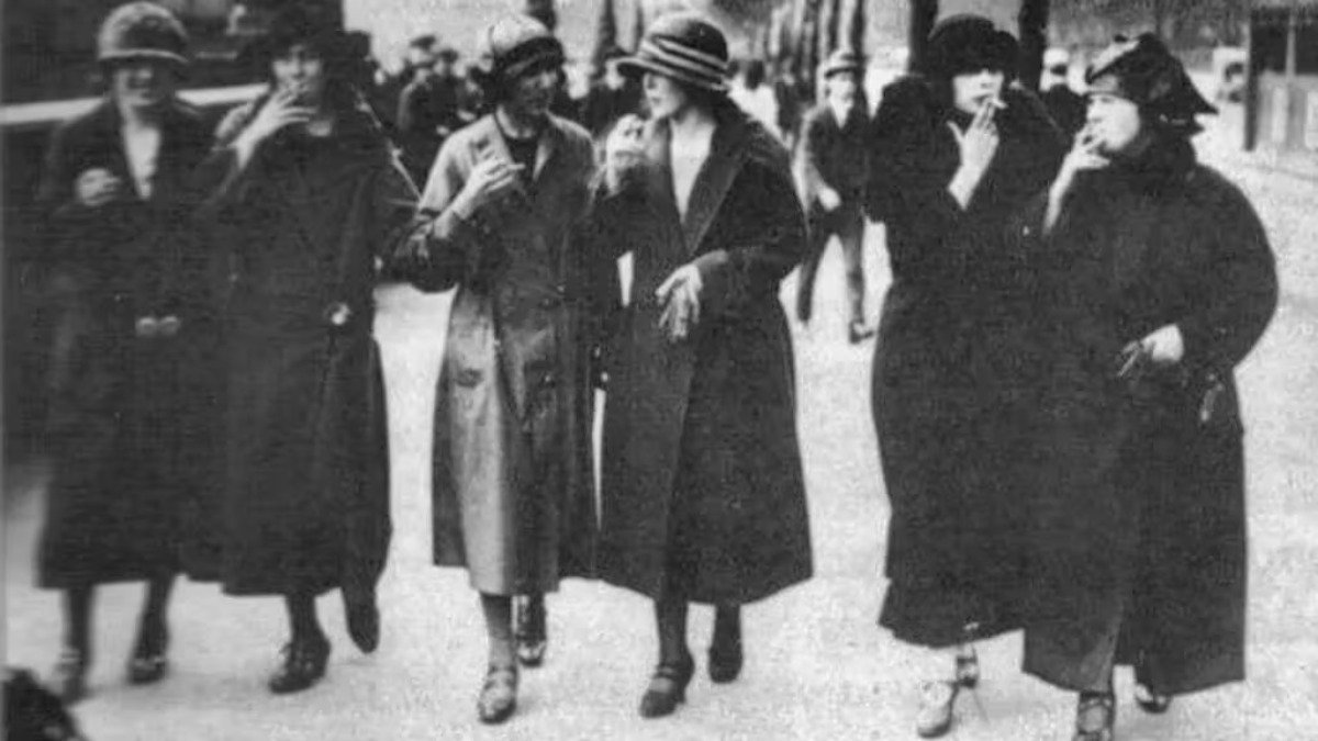 Mulheres fumam durante a parada de Páscoa de Nova York em 1929, na ação que ficou conhecida como Tochas da Liberdade.