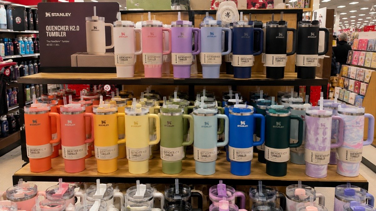 Copos Stanley Quencher de várias cores expostos lado a lado, mostrando o produto como item funcional e acessório de estilo.